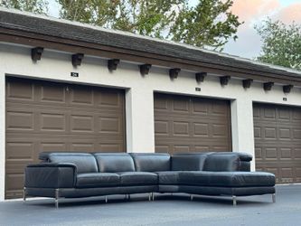 Sofa/Couch Sectional - Modern Design - Leather - Delivery Available 🚛