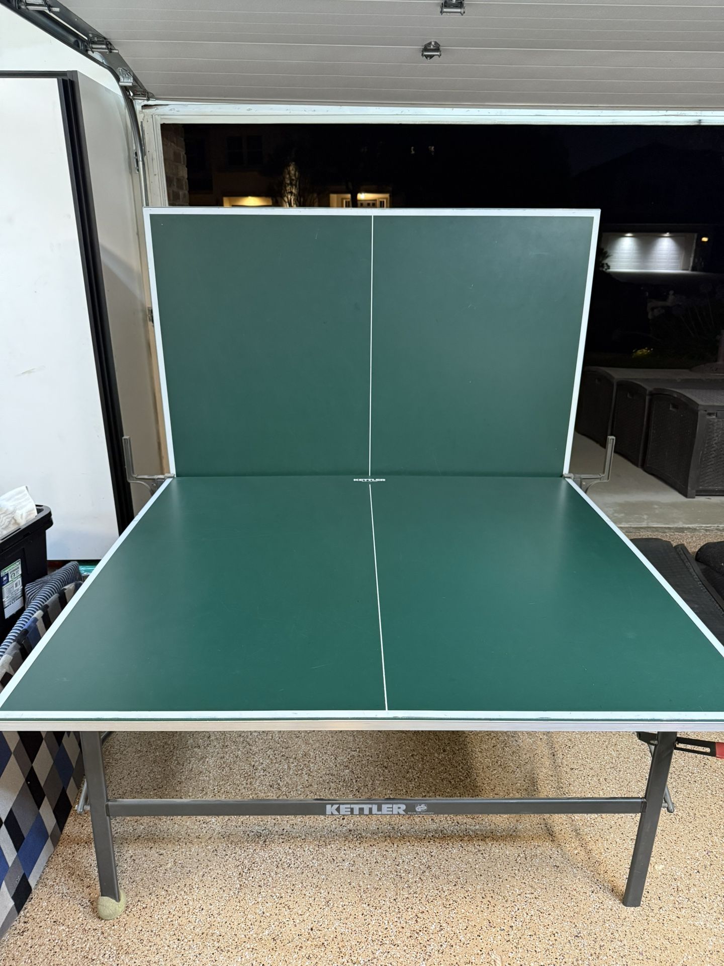 PING PONG TABLE