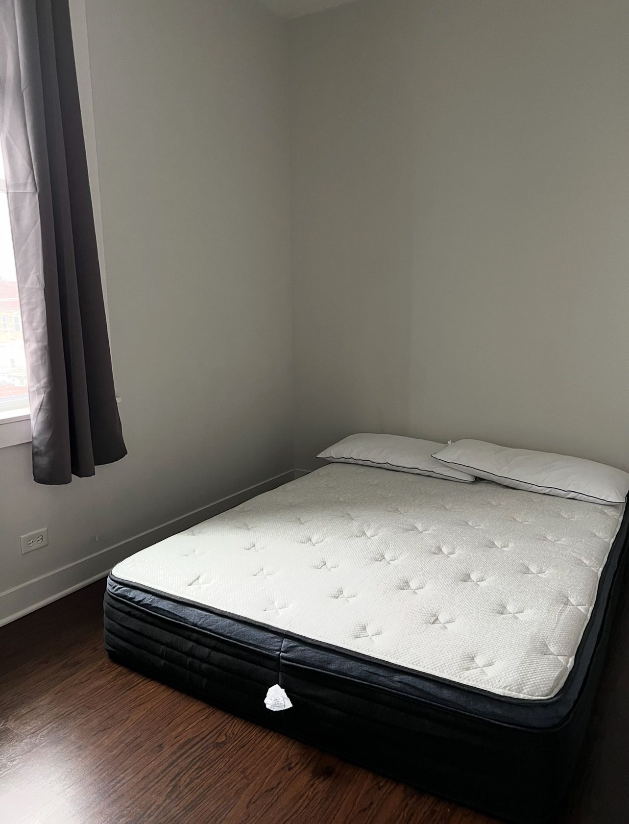 Queen Helix Midnight Luxe Mattress - Excellent Condition