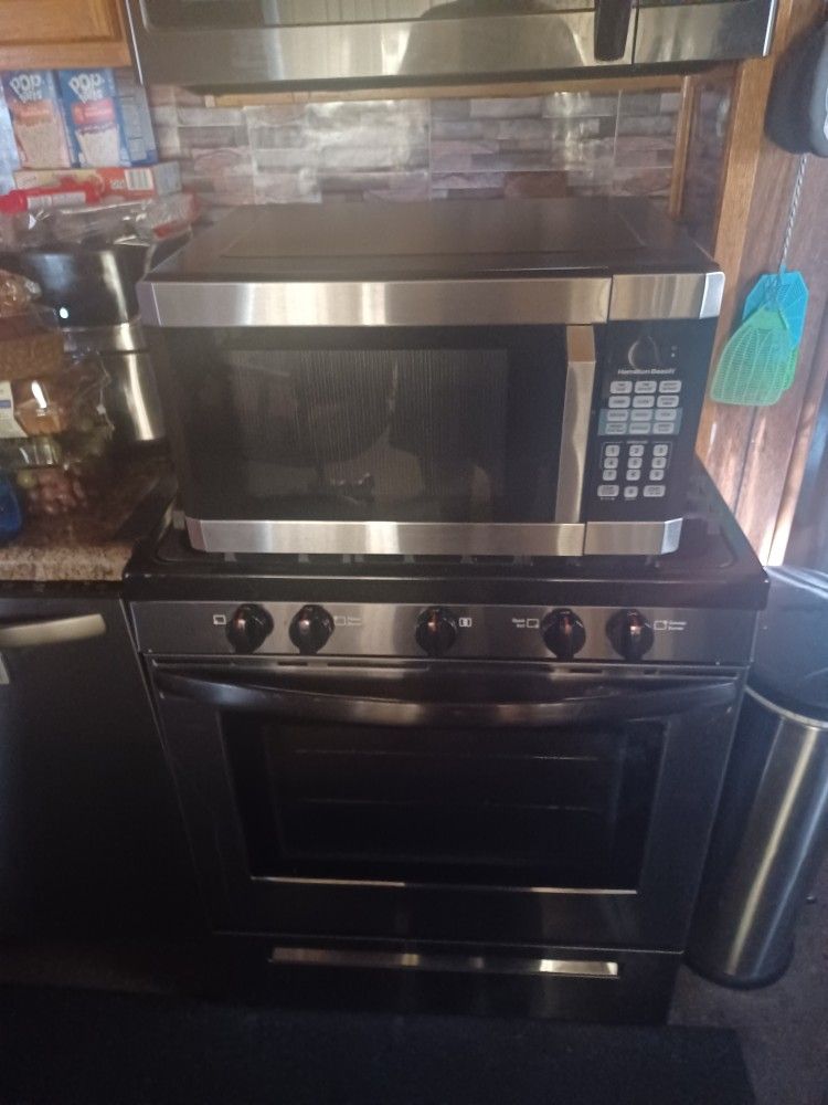 Hamilton Beach 1100 Watt 1.6 Cuft Countertop Microwave ( In Very Good Clean Used Condition) Asking $60