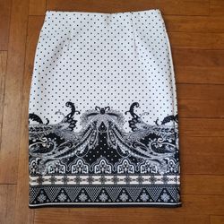 C Est 1946 Women's Black & White Dots and Paisley Skirt Size S.

Like new.

W 15"

L 25"

