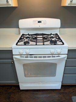 GE Freestanding 4-Burner Gas Range 5.0 cu ft Self-Clean White