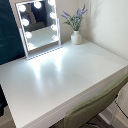 Make Up Vanity With Chair