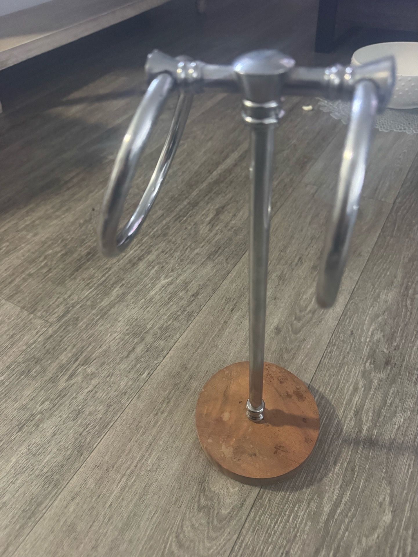 Hand towel rack