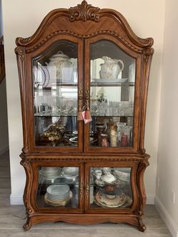 Michael Amini signature series china/display Hutch cabinet