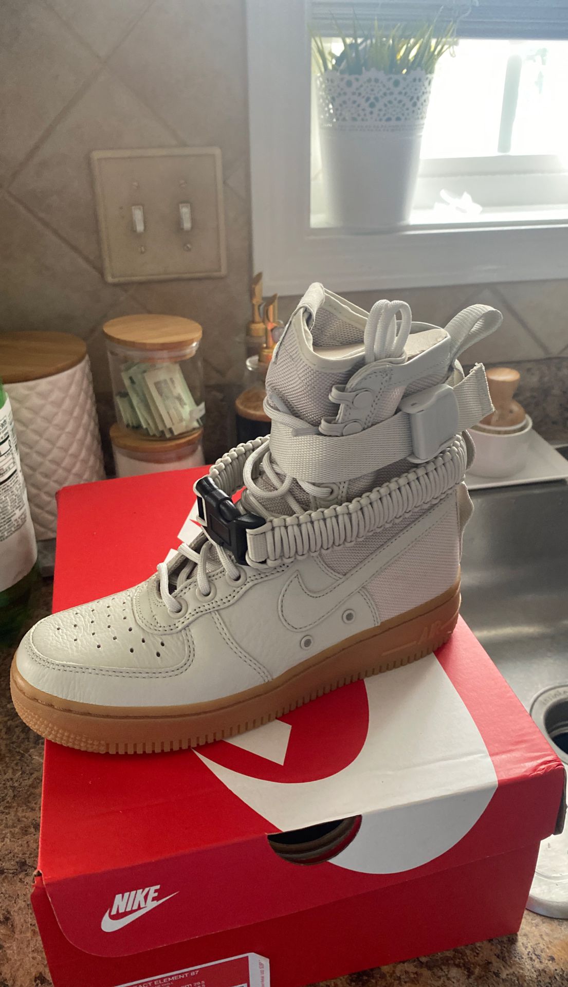 Nike Women's SF AF1 Casual Shoe size 6