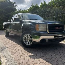 GMC Sierra V8 Pickup 