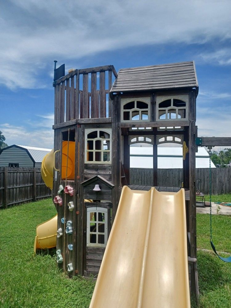 Play House With Two Swings Nice Condition You Take Down