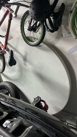 Round party table