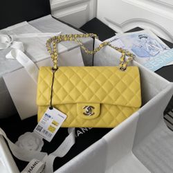 A classic retro versatile shoulder bag