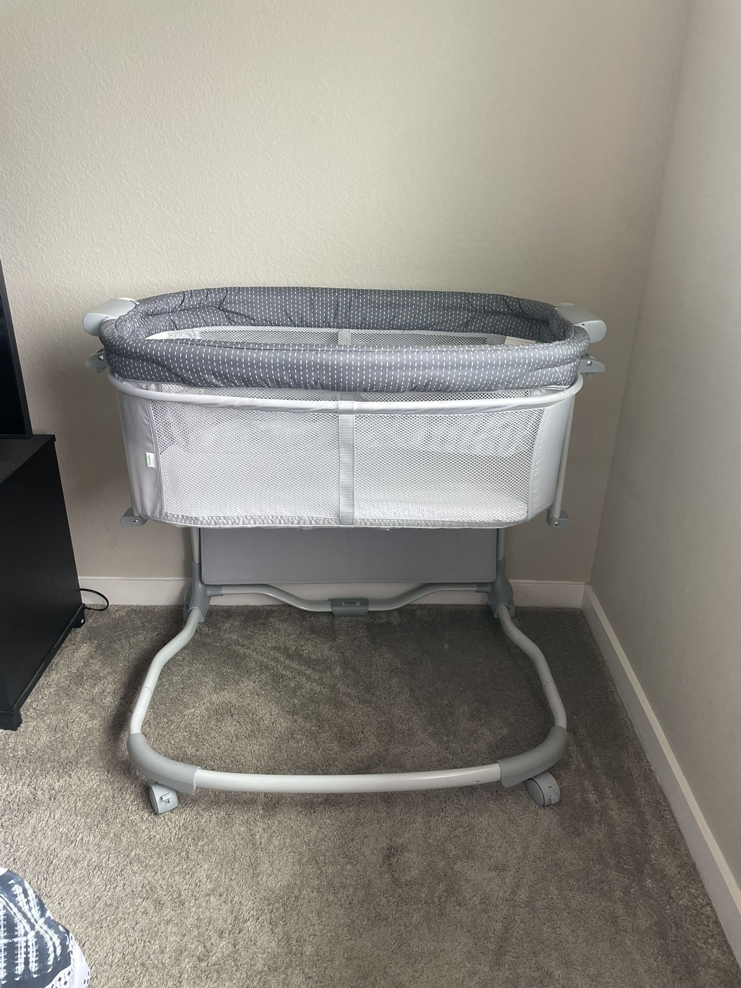Ingenuity Dream & Grow Adjustable Bedside Bassinet With Storage Pocket
