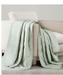 Cooling throw blanket