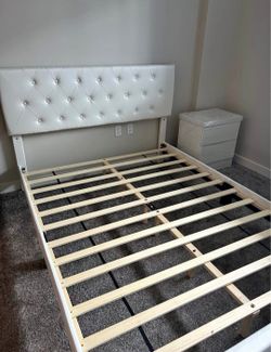 Full Size Bed Frame and 1 Nightstand / Estructura de Cama Full y 1 Mesita de Noche