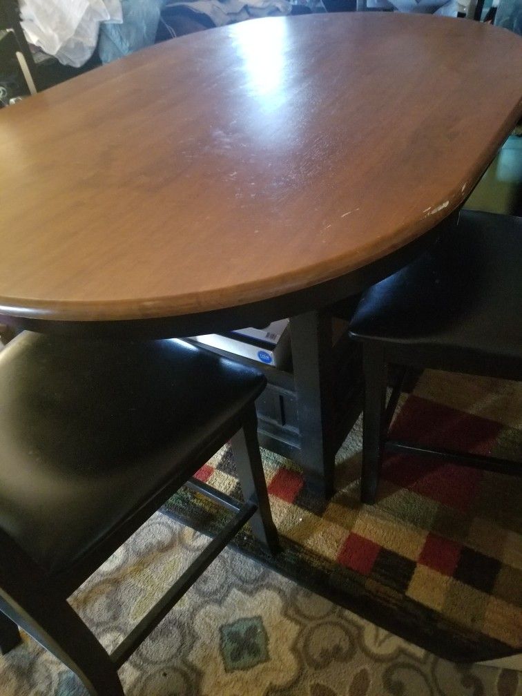 Kitchen table With 4 chairs 