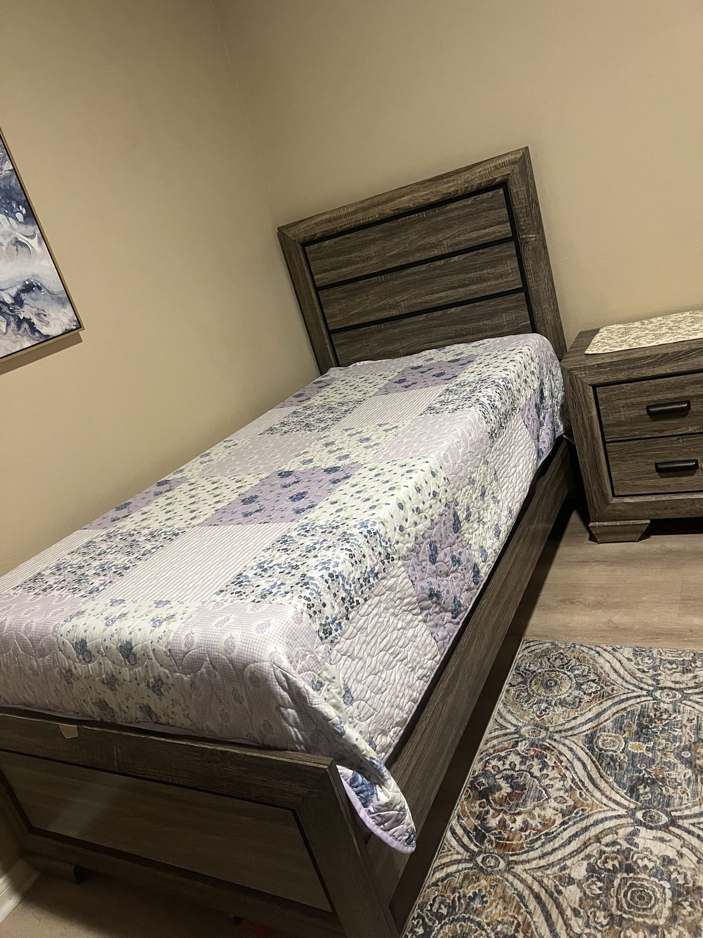 2 Twins Beds With Side Table