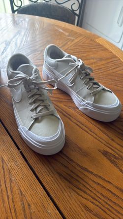 Nike Women’s Sneaker Size 8.5