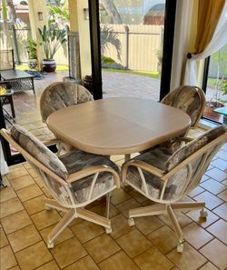 Table with 4 chairs on wheels. Light color