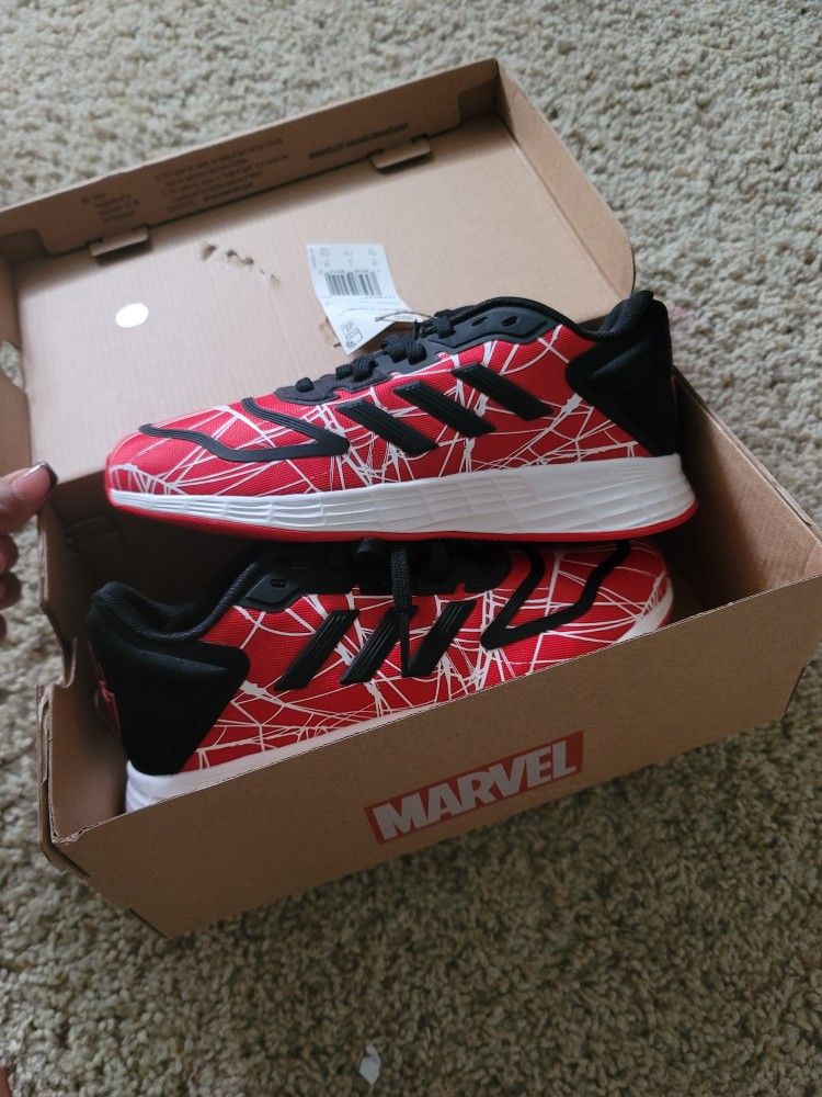 Boys Adidas Marvel Size 2 1/2 Spiderman