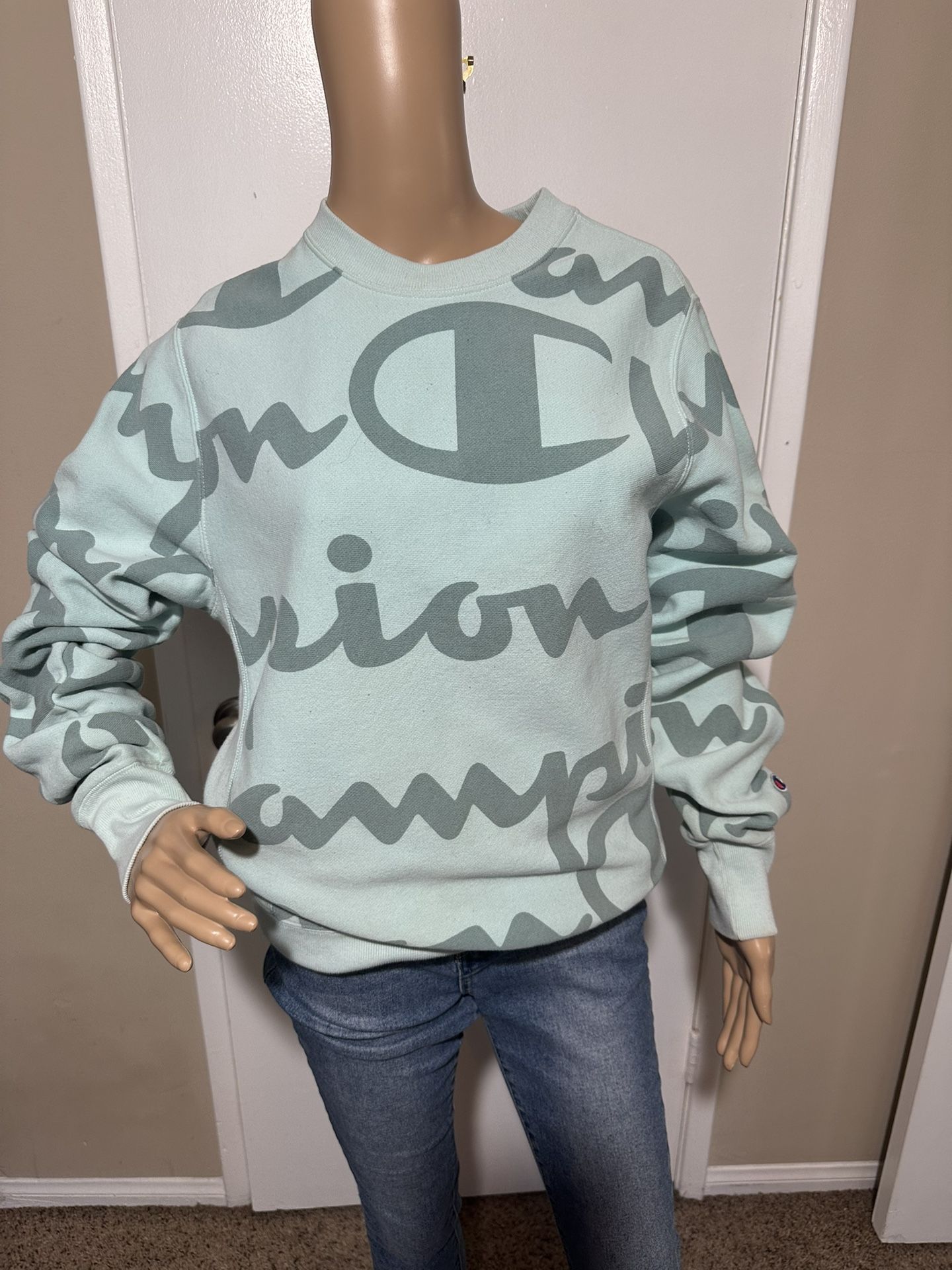 Champion Women’s Reverse Weave  Sweatshirt Size Small