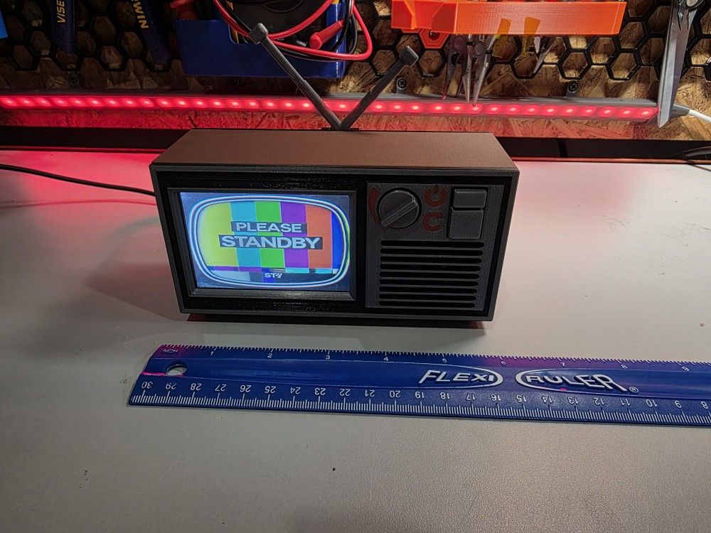 3D-Printed Retro TV Video Looper – 3.5” Screen, Volume Control & Playback Features