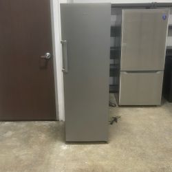 Hisense 10.2 cu. ft. Garage Ready Frost Free Convertible Upright Freezer
