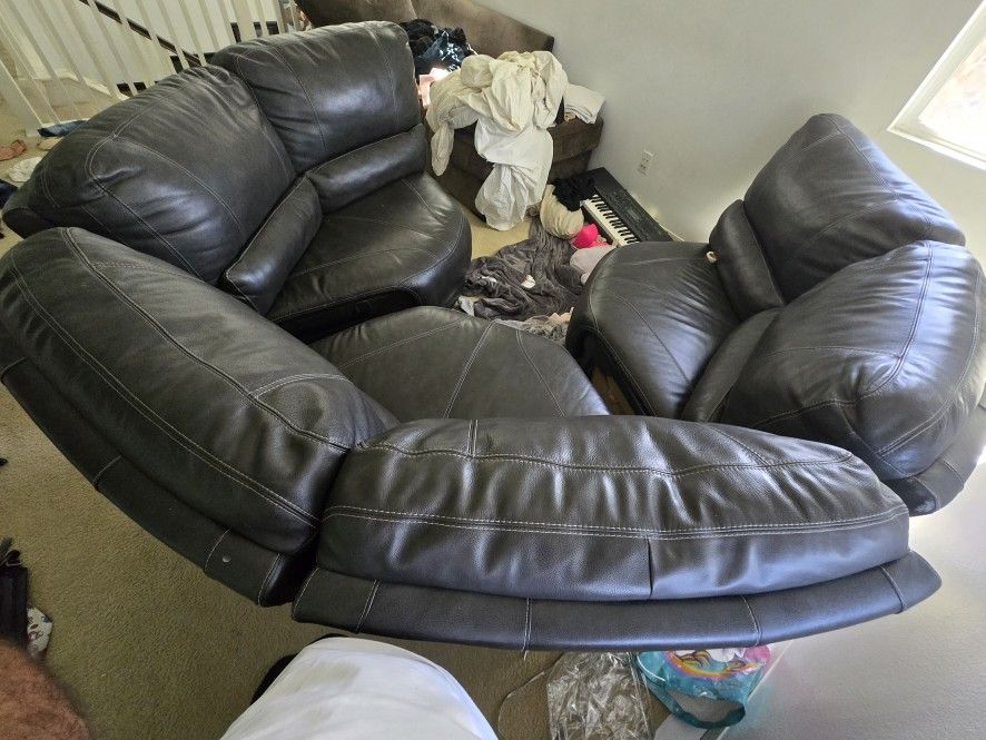 LEATHER SOFA VERY CLEAN NO STAINS OR RIPS