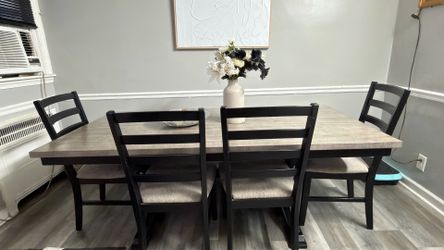 Gray dinning table set whit 4 chairs  and upholstered bench