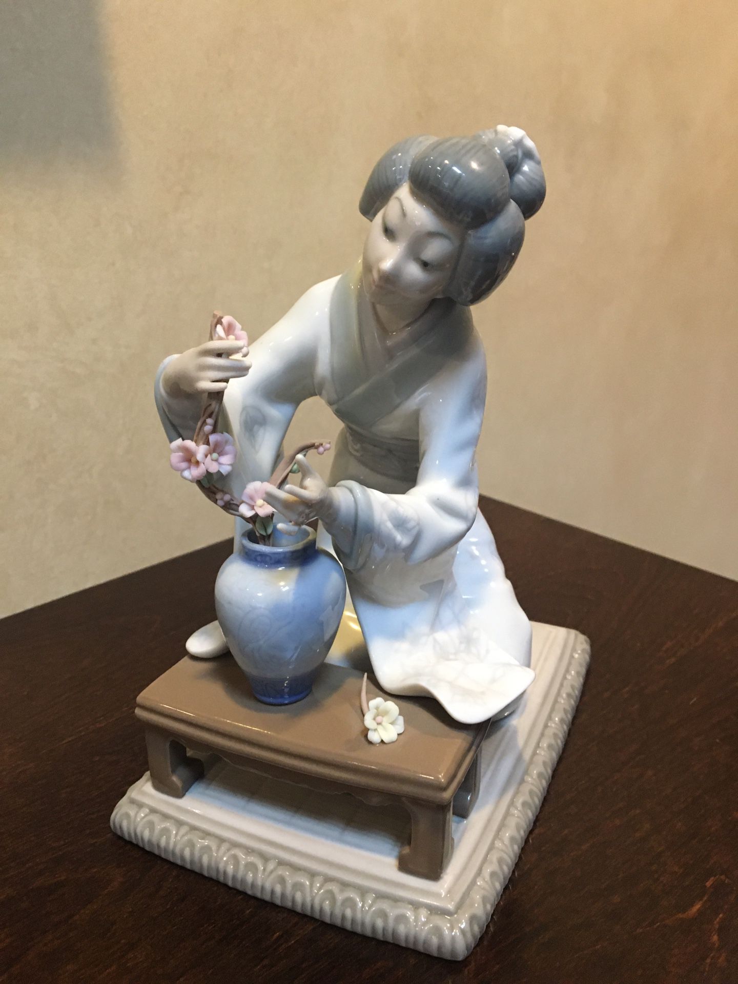 Vintage Porcelain Lladro Figurine #4840 Japanese Girl Decorating
