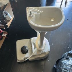 Portable sink with water tank