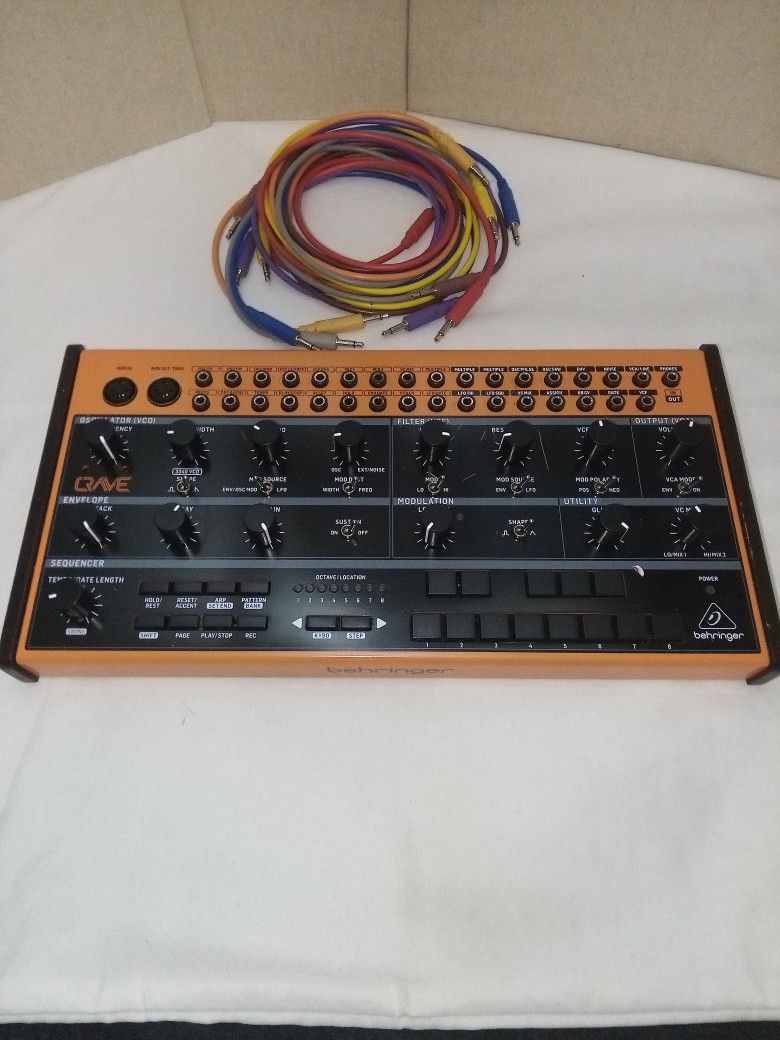 πΉ Behringer Edge β Semi-Modular Synth + Patch Cables