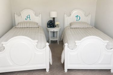 Twin mattress & Twin wood bed frame
