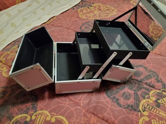 BRAND NEW PINK MAKEUP CASE