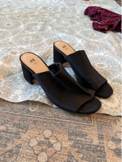 Womens black heels size 8. Selling for $5