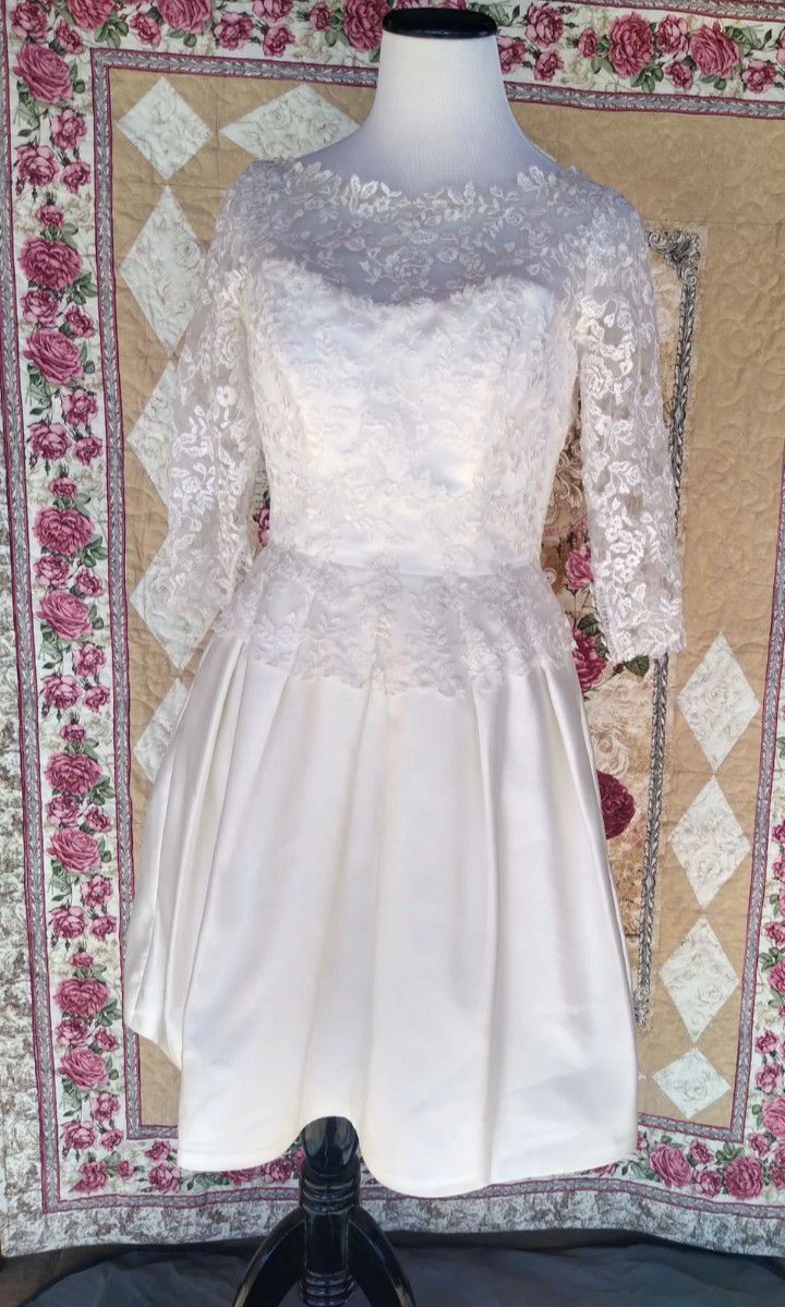 Enchanting by mine Cheri elegant wedding dress Mini light beige lace it has pockets Size Small