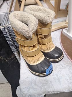 New toddlers dorrel Snowboots  size 10