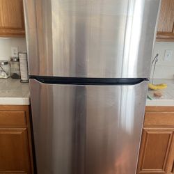 ❄️ Barely Used! 1-Year-Old LG Refrigerator for Sale ❄️