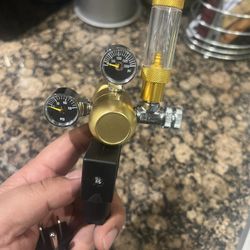 Dual Gauge Co2 Regulator With Adjustable Check Valve & Bubble Counter