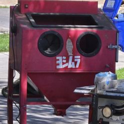 Cabinet-style sandblasting unit