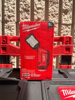 Milwaukee M12 Multi-Directional Flood Light / Luz de inundación multidireccional