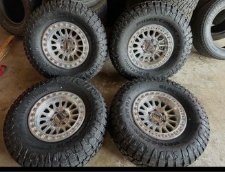 Brand new 17 inch Kmc 552 rims with brand new 35x12.50r17 Blackhawk R/T