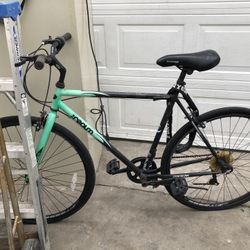 700 Hybrid Bike 