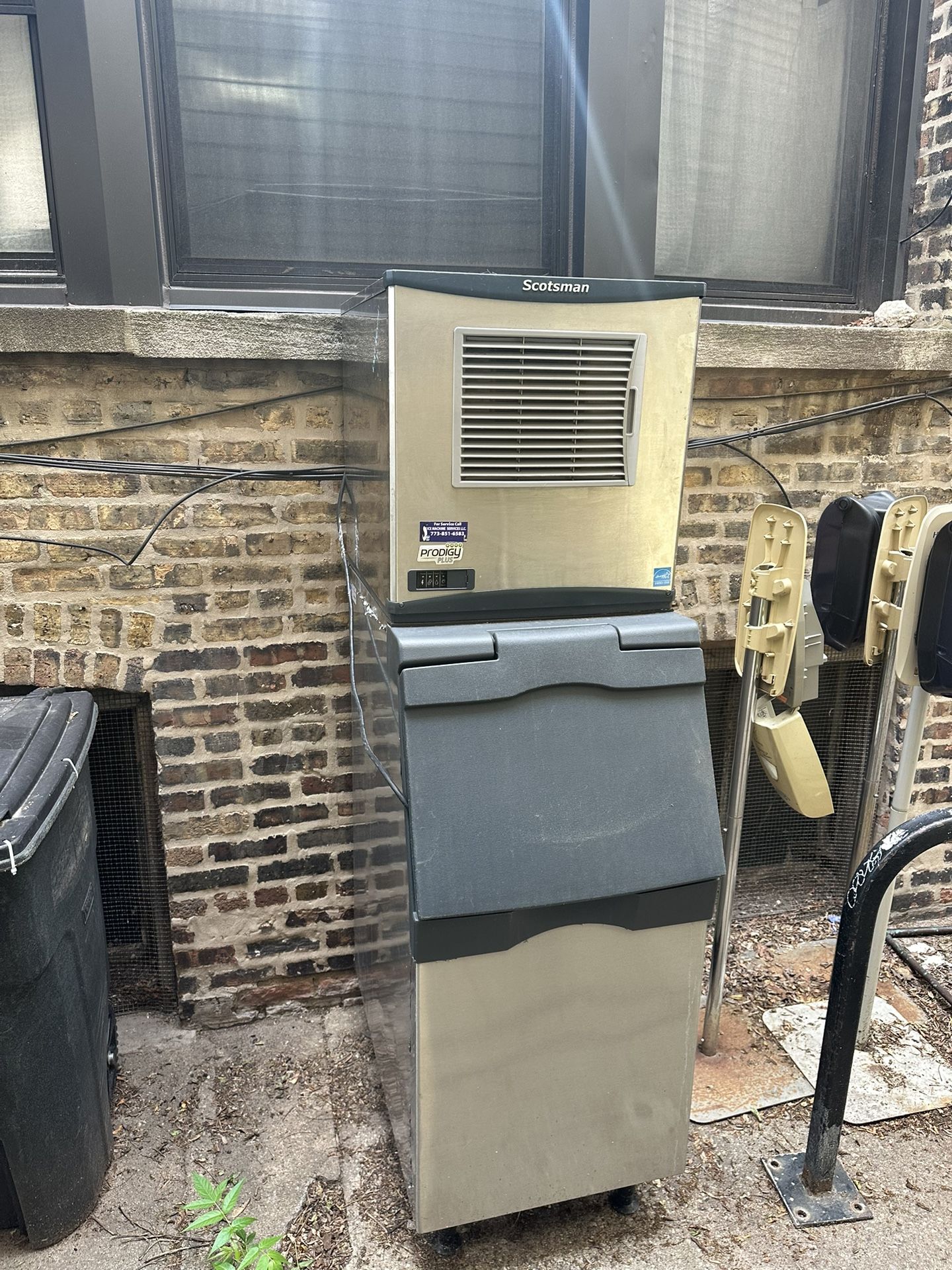 Scotsman Ice Machine — Model B322S bin with Prodigy head unit.