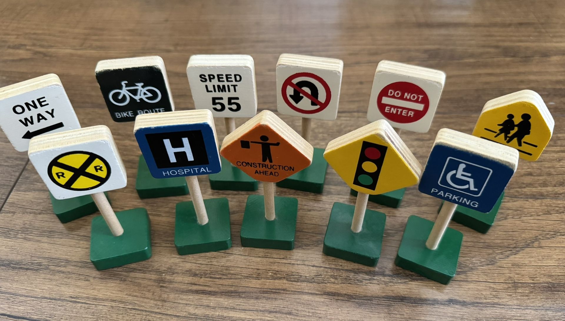 Wooden Street Signs Playset (Toy Cars/Thomas Trains)