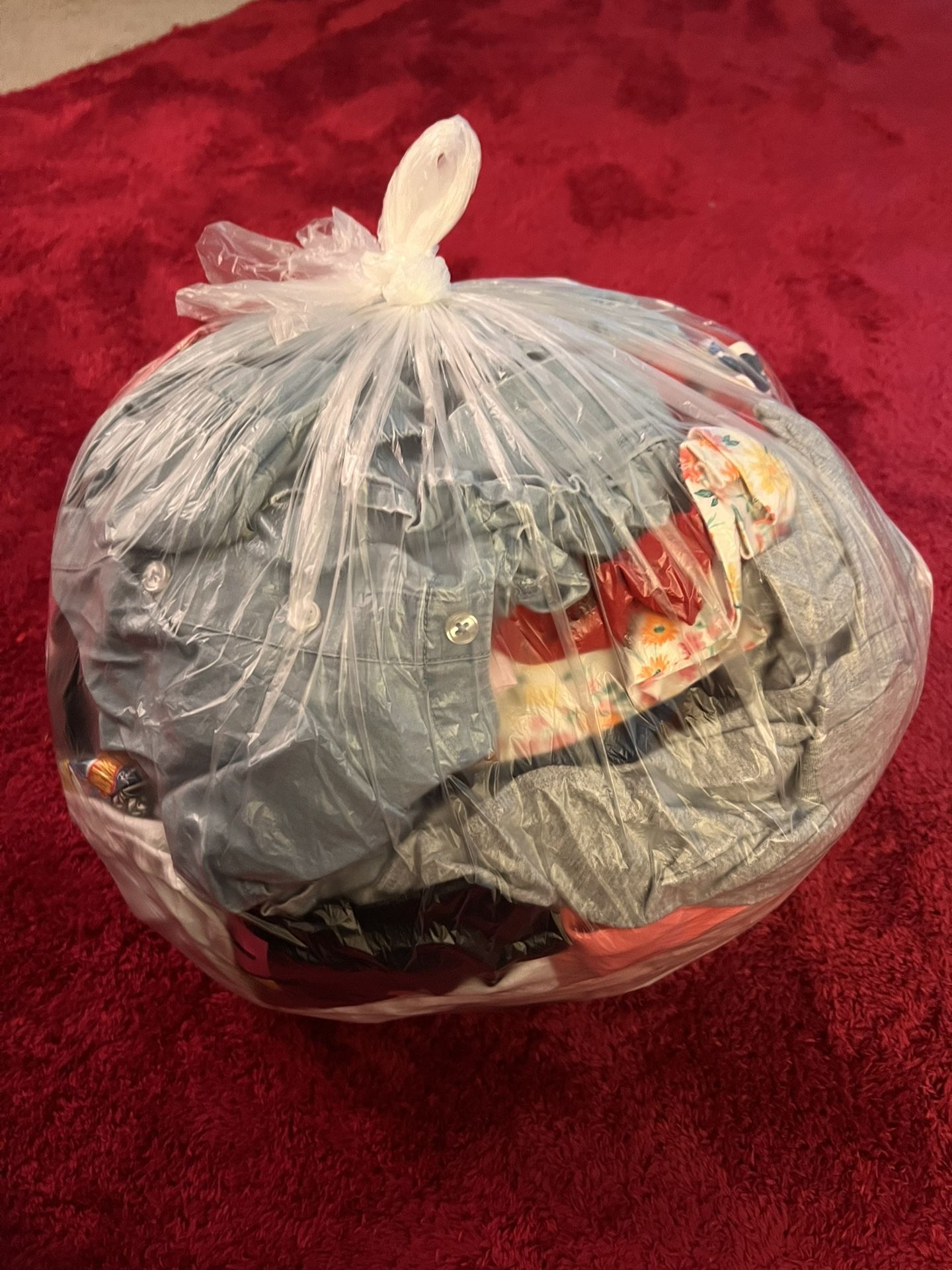 Bolsa de ropa para niñas variada talla 6,7/8 en excelente estado precio $ 40.00 son 25 piezas en total
