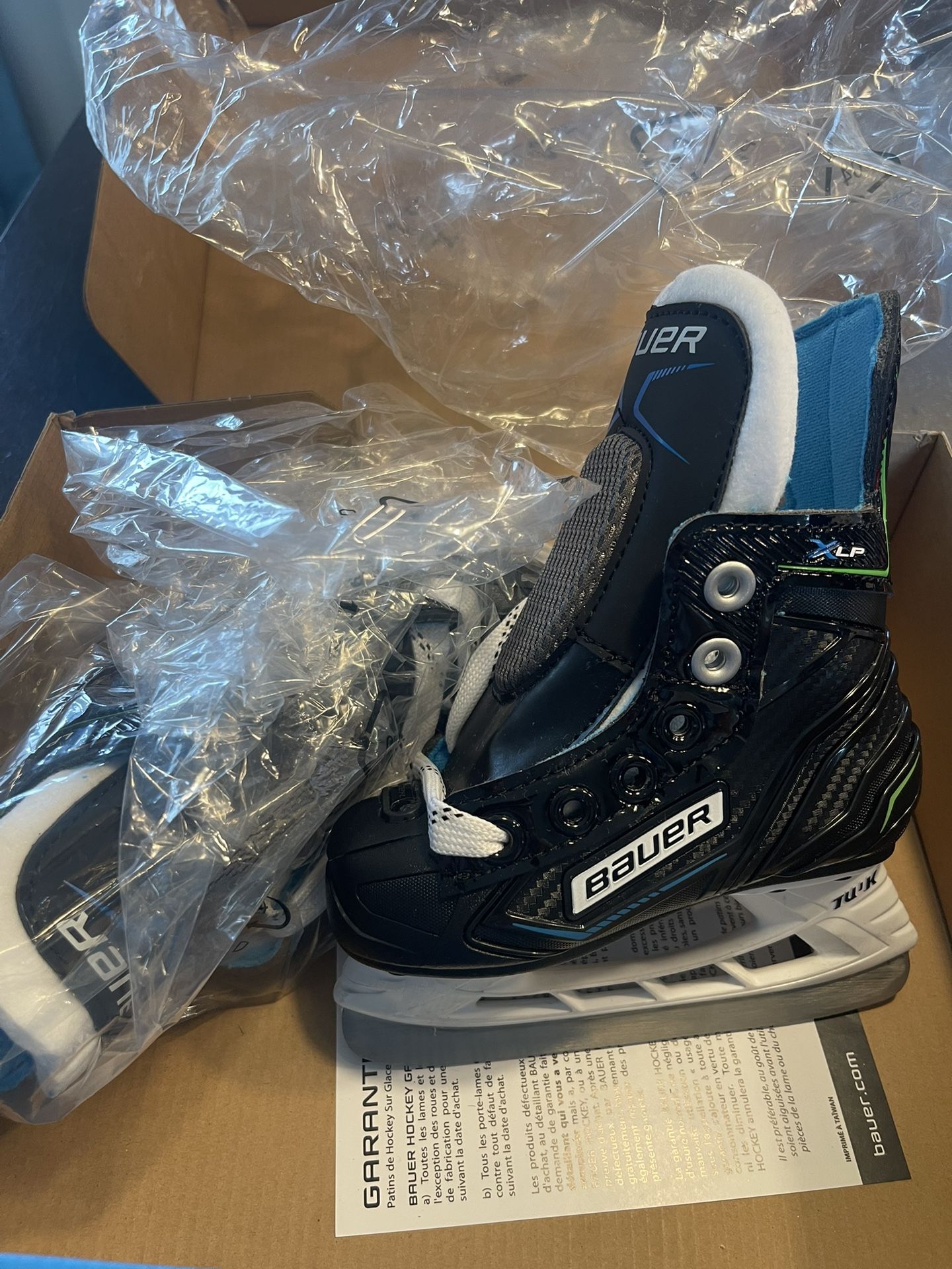 Brand New Bauer XLP Youth Ice skates 6.0