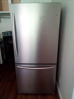 MORA_MRB172N6AWE 17.2 CU. FT. Counter Depth Bottom-Freezer Refrigerator