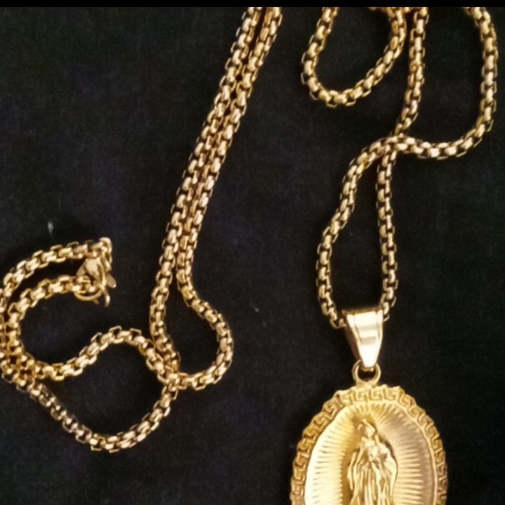 Stainless Steal Gold Chain And Charm