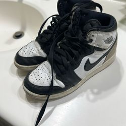 Jordan 1 Bleach Coral Size  3.5y
