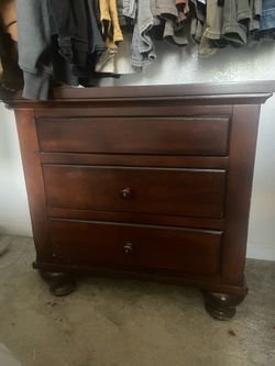 Wooden 3 drawer dresser 30$ or best offer