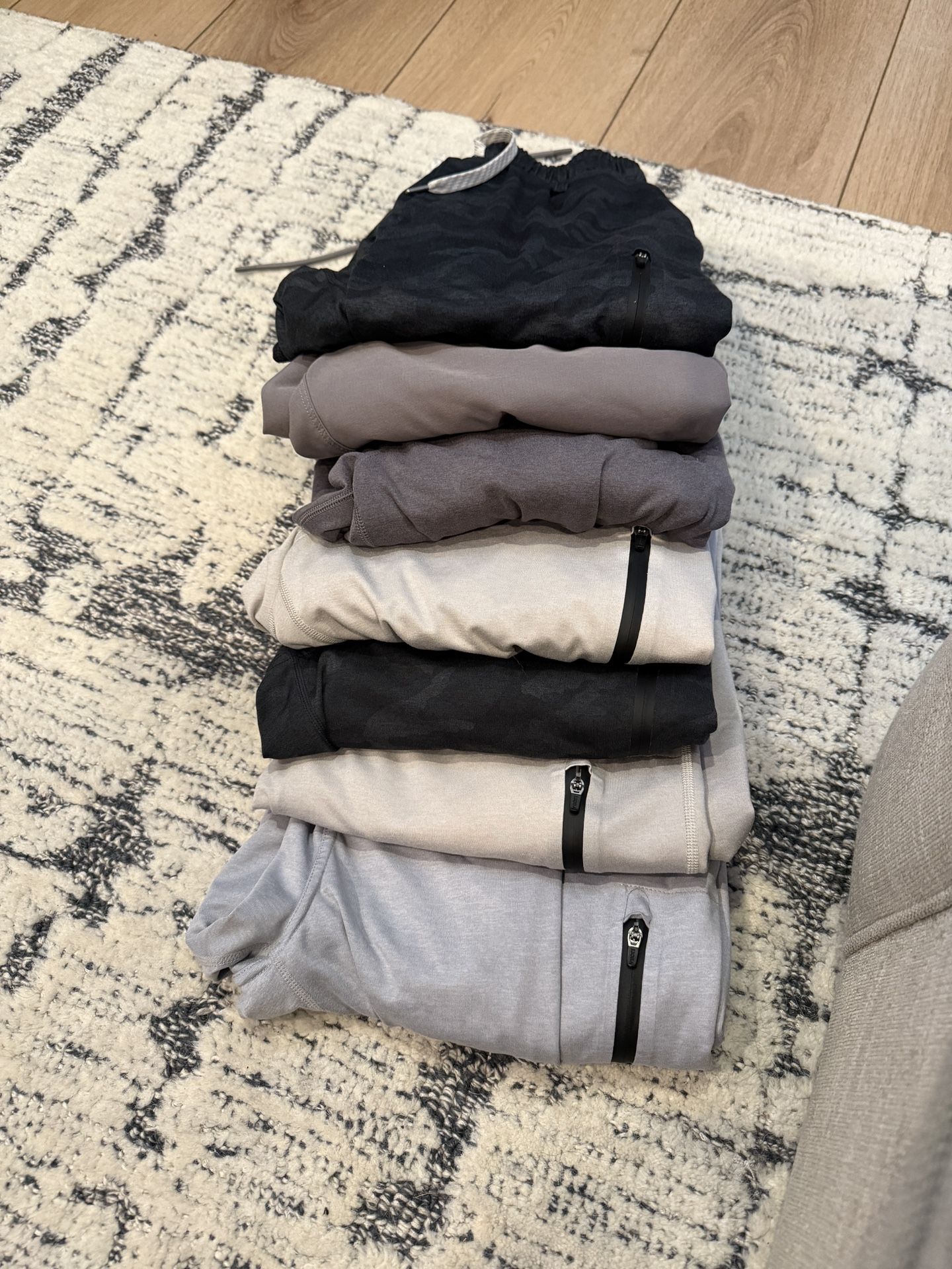 Vuori men’s Joggers - Like New ! 